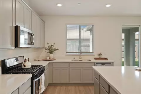 Kitchen - 691 Lippi St, Galt, CA 95632 photo 4 of 4