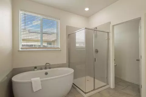 Bath - 691 Lippi St, Galt, CA 95632 photo 1 of 3