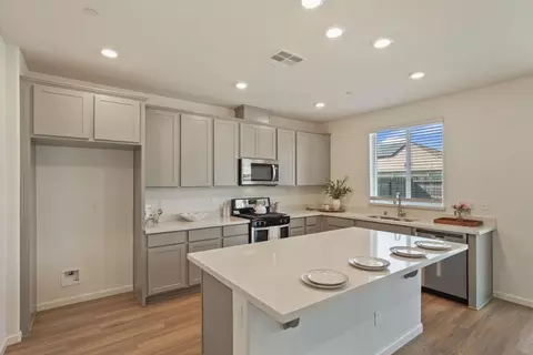 Kitchen - 691 Lippi St, Galt, CA 95632 photo 2 of 4