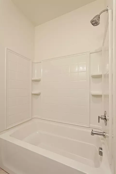 Bath - 691 Lippi St, Galt, CA 95632 photo 2 of 3