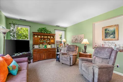 Living - 253 W Shasta Ave, Ripon, CA 95366 photo 4 of 6