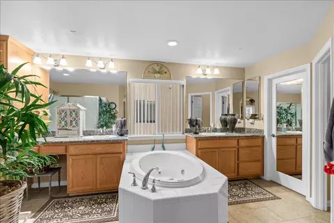Bath - 253 W Shasta Ave, Ripon, CA 95366 photo 2 of 5