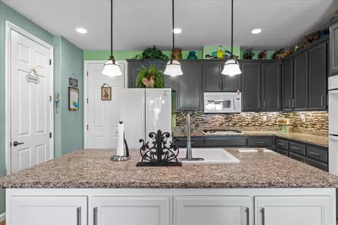 Kitchen - 253 W Shasta Ave, Ripon, CA 95366 photo 5 of 9