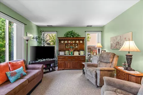 Living - 253 W Shasta Ave, Ripon, CA 95366 photo 5 of 6