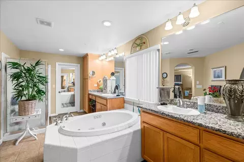 Bath - 253 W Shasta Ave, Ripon, CA 95366 photo 3 of 5