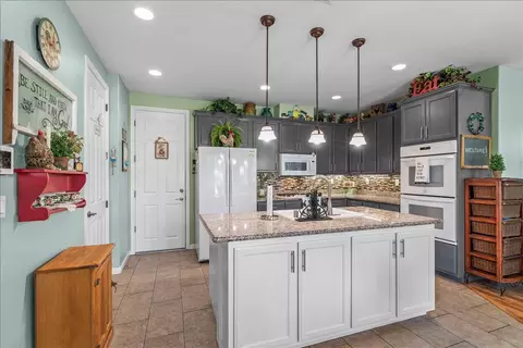 Kitchen - 253 W Shasta Ave, Ripon, CA 95366 photo 3 of 9
