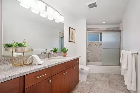Bath - 375 W 8th St, Davis, CA 95616 photo 1 of 3
