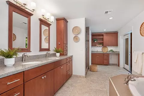 Bath - 375 W 8th St, Davis, CA 95616 photo 3 of 3