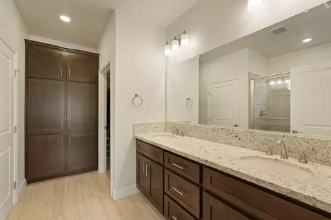 Bath - 936 Hogan Rd, Galt, CA 95632 photo 2 of 3