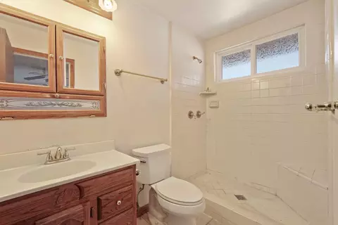 Bath - 12123 Weigum Rd, Lodi, CA 95240 photo 2 of 2