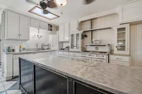 Kitchen - 6910 E Lathrop Rd, Manteca, CA 95336 photo 2 of 10