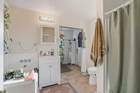 Bath - 6910 E Lathrop Rd, Manteca, CA 95336 photo 5 of 6