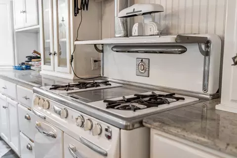 Kitchen - 6910 E Lathrop Rd, Manteca, CA 95336 photo 4 of 10