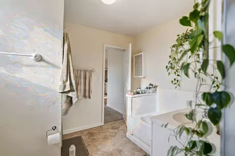 Bath - 6910 E Lathrop Rd, Manteca, CA 95336 photo 6 of 6