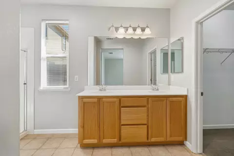 Bath - 2640 Ancestry St, Manteca, CA 95337 photo 3 of 4