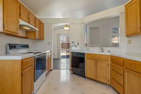 Kitchen - 1881 Thomas Dehaven Ln, Tracy, CA 95376 photo 2 of 4