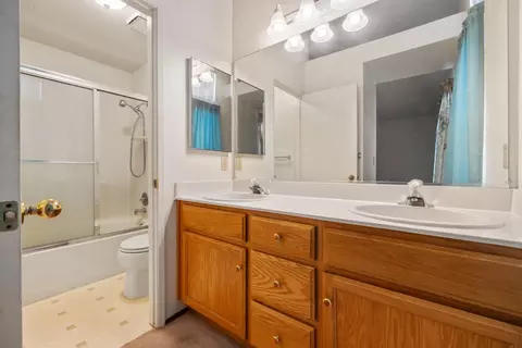 Bath - 1881 Thomas Dehaven Ln, Tracy, CA 95376 photo 2 of 3