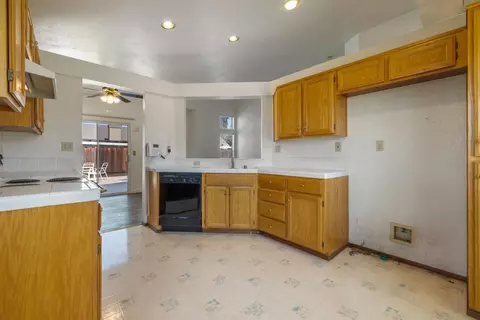 Kitchen - 1881 Thomas Dehaven Ln, Tracy, CA 95376 photo 3 of 4