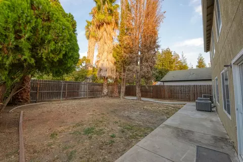 Exterior - 464 Red Robin Dr, Patterson, CA 95363 photo 4 of 7