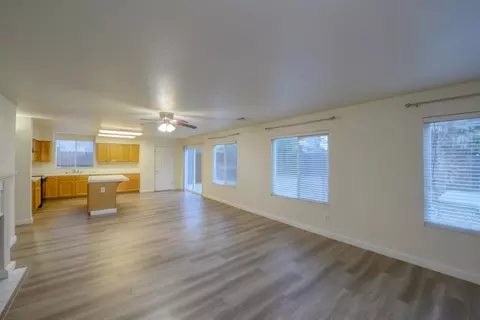 Living - 464 Red Robin Dr, Patterson, CA 95363 photo 9 of 10
