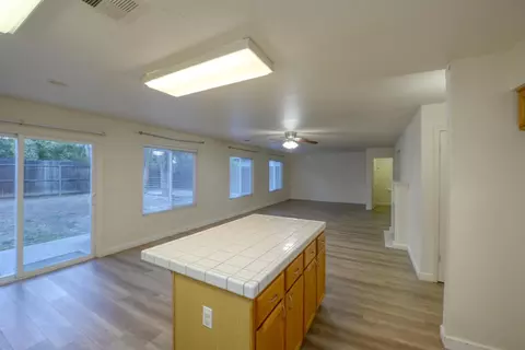 Living - 464 Red Robin Dr, Patterson, CA 95363 photo 5 of 10