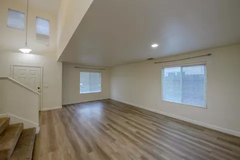 Living - 464 Red Robin Dr, Patterson, CA 95363 photo 4 of 10