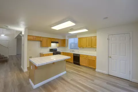 Kitchen - 464 Red Robin Dr, Patterson, CA 95363 photo 2 of 2