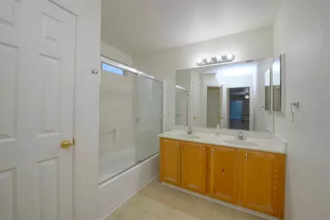 Bath - 464 Red Robin Dr, Patterson, CA 95363 photo 3 of 3