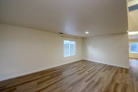 Living - 464 Red Robin Dr, Patterson, CA 95363 photo 1 of 10