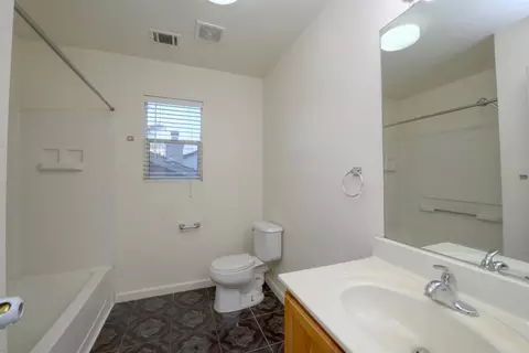 Bath - 464 Red Robin Dr, Patterson, CA 95363 photo 2 of 3