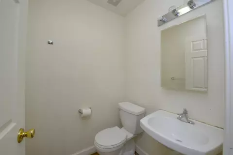 Bath - 464 Red Robin Dr, Patterson, CA 95363 photo 1 of 3