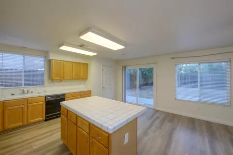 Kitchen - 464 Red Robin Dr, Patterson, CA 95363 photo 1 of 2