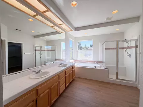 Bath - 1418 Yukon St, Davis, CA 95616 photo 2 of 4