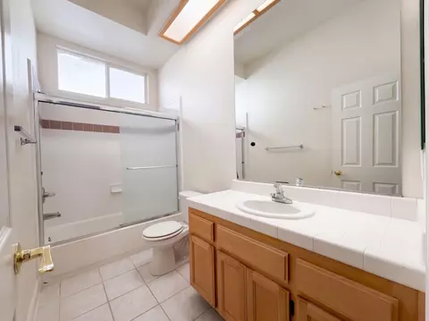 Bath - 1418 Yukon St, Davis, CA 95616 photo 1 of 4
