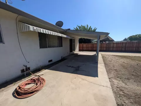Exterior - 1049 Ruby Pl, Manteca, CA 95336 photo 5 of 6