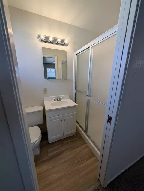 Bath - 1049 Ruby Pl, Manteca, CA 95336 photo 3 of 4