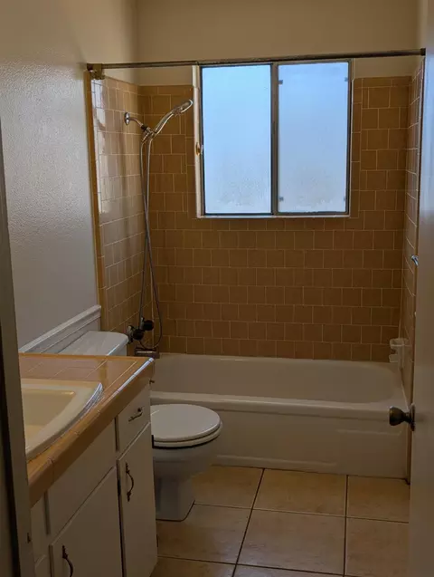 Bath - 1049 Ruby Pl, Manteca, CA 95336 photo 2 of 4