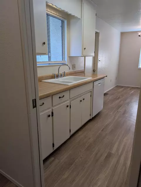 Kitchen - 1049 Ruby Pl, Manteca, CA 95336 photo 3 of 4