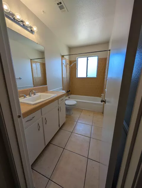 Bath - 1049 Ruby Pl, Manteca, CA 95336 photo 1 of 4