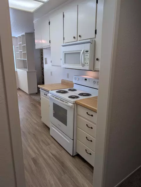 Kitchen - 1049 Ruby Pl, Manteca, CA 95336 photo 4 of 4
