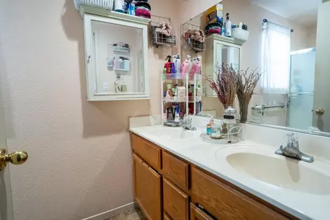 Bath - 1089 La Mesa St, Escalon, CA 95320 photo 1 of 3