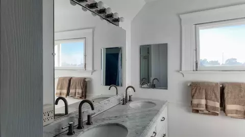 Bath - 636 Joaquin St, Lodi, CA 95240 photo 2 of 3