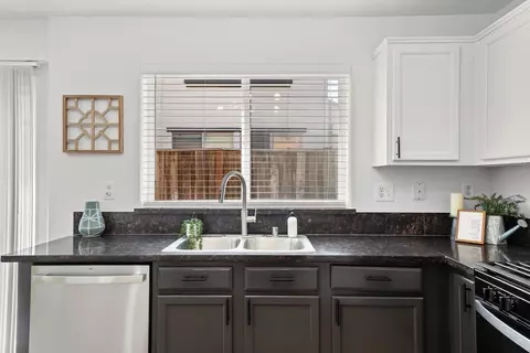 Kitchen - 16711 Colonial Trl, Lathrop, CA 95330 photo 4 of 5