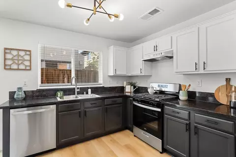 Kitchen - 16711 Colonial Trl, Lathrop, CA 95330 photo 3 of 5