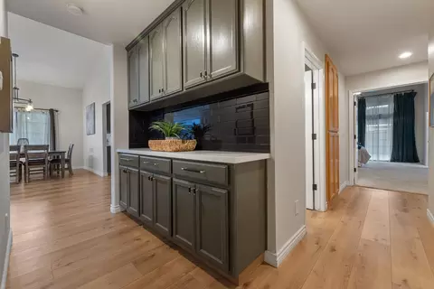Entry Way - 1786 Brookside Dr, Manteca, CA 95336 photo 5 of 10
