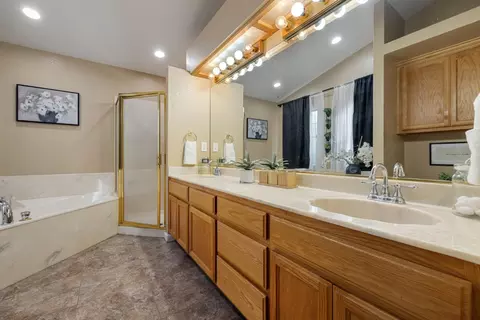 Bath - 1786 Brookside Dr, Manteca, CA 95336 photo 3 of 4