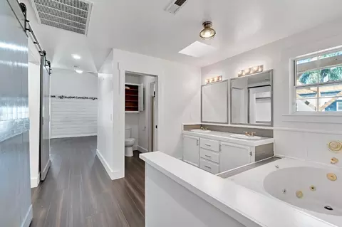 Bath - 15446 Monreal Rd, Madera, CA 93636 photo 3 of 6