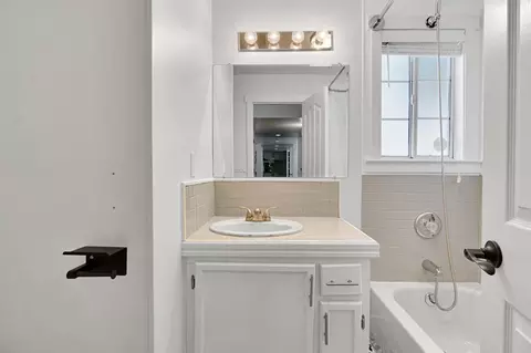 Bath - 15446 Monreal Rd, Madera, CA 93636 photo 2 of 6