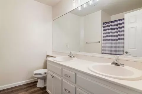 Bath - 422 Montclair Ln, Tracy, CA 95376 photo 2 of 5