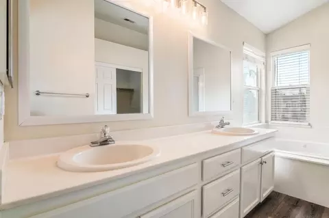 Bath - 422 Montclair Ln, Tracy, CA 95376 photo 3 of 5